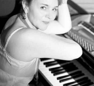 Ariane Gray Hubert, piano and vocal