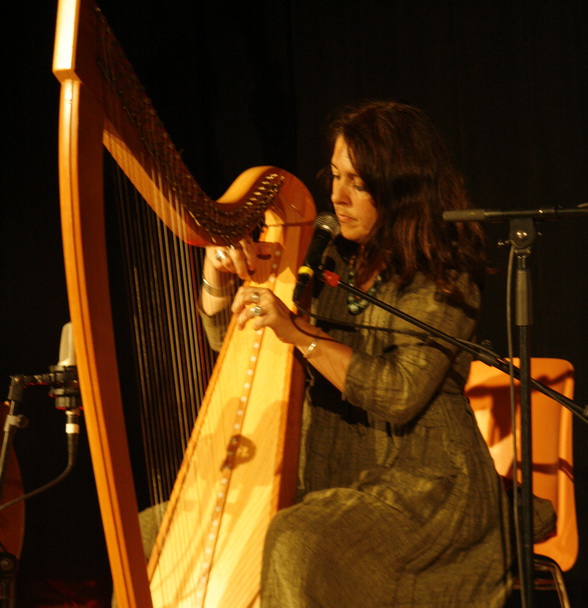 Anna Tanvir, voice and harp and Maninder Singh, voice and guitar